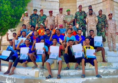 خفر سواحل حضرموت يختتم دورة مهارات الغوص والإنقاذ البحري