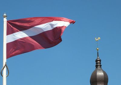 لاتفيا تمدد حظر الرحلات الليلية قرب حدودها مع روسيا وبيلاروس