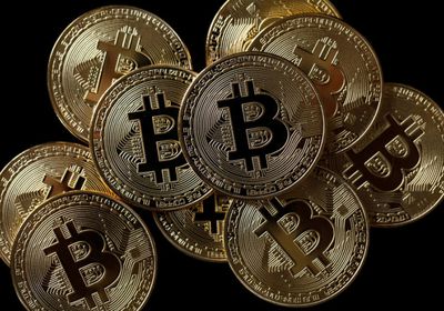 "بتكوين" تتراجع إلى 93684 دولارًا