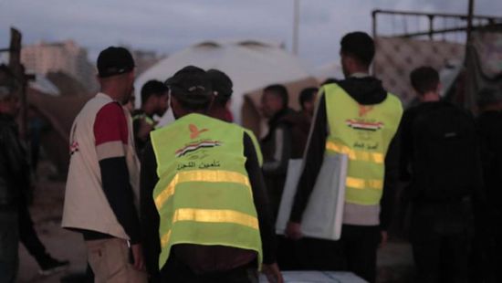 اللجنة المصرية بغزة توزع الخيام على أسر بالقطاع