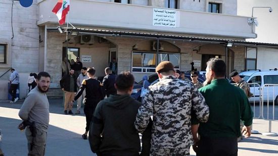 سوريا تسلم 17 شخصًا إلى لبنان