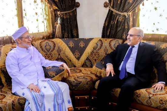 الكثيري وباهارون يبحثان التطورات في جامعة الأحقاف بالمكلا