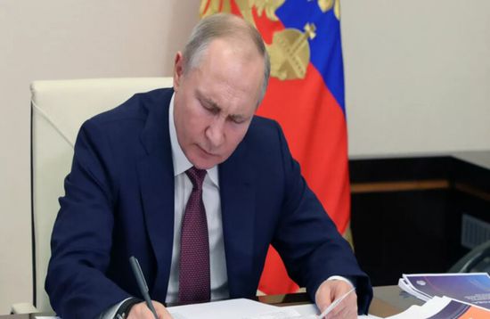 الرئيس الروسي يقلد نائب وزير الخارجية المصري وسام الصداقة