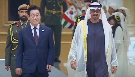 الشيخ محمد بن زايد يستقبل رئيس كوريا الجنوبية في قصر الوطن