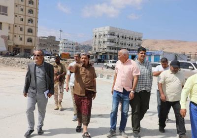 محافظ حضرموت يتفقد المرحلة الثانية من مشروع تطوير خور المكلا