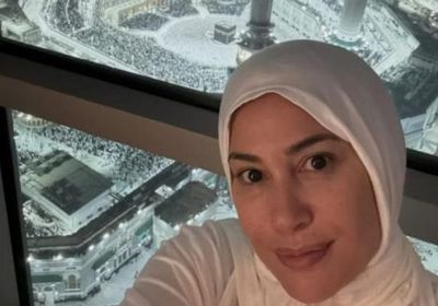 هند صبري تؤدي مناسك العمرة في ليلة عيد ميلادها