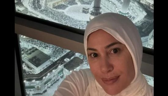 هند صبري تؤدي مناسك العمرة في ليلة عيد ميلادها