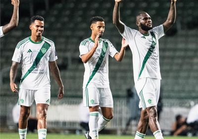 الأهلي بعشرة لاعبين يفوز على القادسية بالدوري السعودي