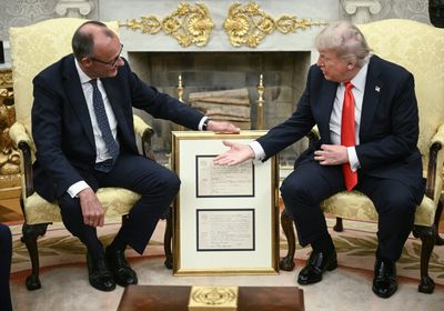 المستشار الألماني يبحث مع ترامب الخطة الأميركية في شأن أوكرانيا