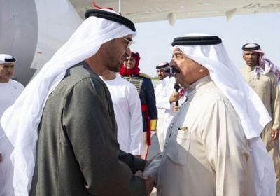 الشيخ محمد بن زايد يصل إلى البحرين والملك حمد بن عيسى في مقدمة مستقبليه