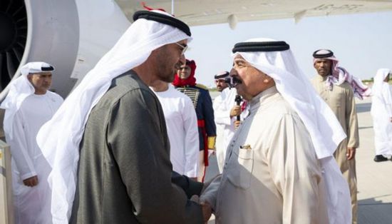 الشيخ محمد بن زايد يصل إلى البحرين والملك حمد بن عيسى في مقدمة مستقبليه