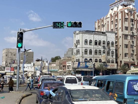 تشغيل تجريبي لإشارات المرور الضوئية في جولة القاهرة بعدن