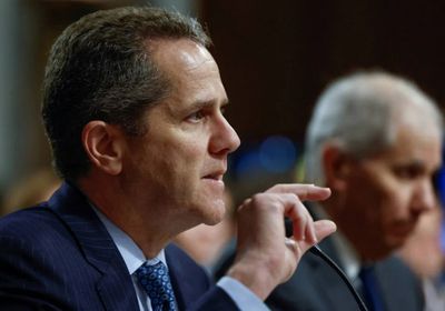 بار يطالب الفيدرالي بالحذر مع بقاء التضخم فوق المستهدف