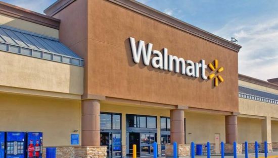 "وول مارت" ترفع توقعاتها لنمو المبيعات جراء التجارة الإلكترونية