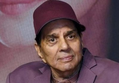 وفاة نجم بوليوود دارمندرا عن 89 عامًا