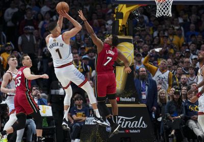 تشونسي بيلبس لاعب السلة السابق يمثل أمام المحكمة في قضية البوكر