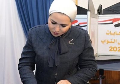 انتصار السيسي تدلي بصوتها في انتخابات مجلس النواب 2025