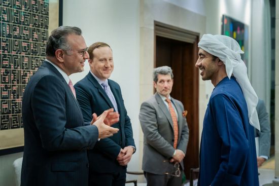 وزير الخارجية الإماراتي يبحث مع مستشار ترامب التطورات في السودان