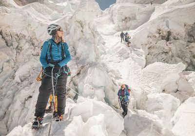 مصرع متسلقين اثنين من أعلى قمة جبل في إندونيسيا