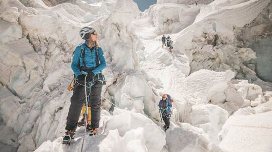مصرع متسلقين اثنين من أعلى قمة جبل في إندونيسيا