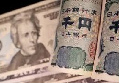 الين الياباني يتراجع أمام الدولار وسط ترقب لتدخل حكومي