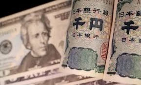 الين الياباني يتراجع أمام الدولار وسط ترقب لتدخل حكومي