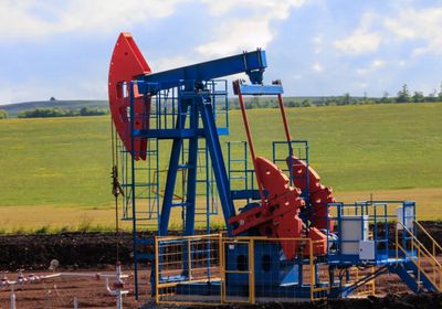 أسعار النفط تستقر مع ترقب اتفاق محتمل بين روسيا وأوكرانيا