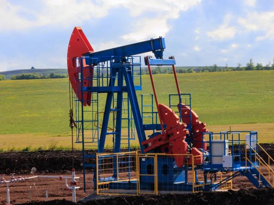 أسعار النفط تستقر مع ترقب اتفاق محتمل بين روسيا وأوكرانيا