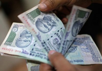 الروبية الهندية تسجل مستوى قياسيًا متدنيًا أمام الدولار