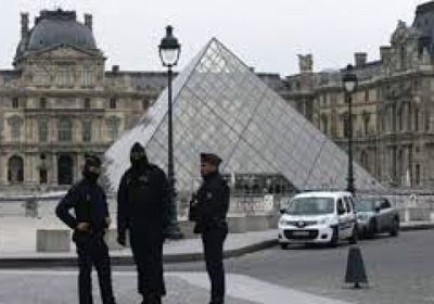 السلطات الفرنسية توقف رجلين وامرأتين على خلفية سرقة متحف اللوفر