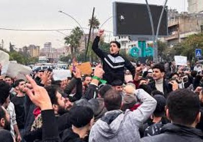 قوات الأمن السورية تطلق النار لتفريق احتجاجين متنافسين في اللاذقية