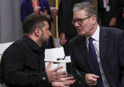 ستارمر يؤكد موافقة زيلينسكي على معظم بنود خطة ترامب