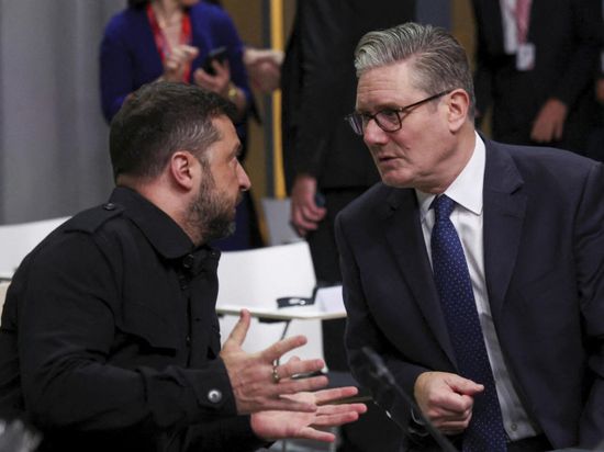 ستارمر يؤكد موافقة زيلينسكي على معظم بنود خطة ترامب