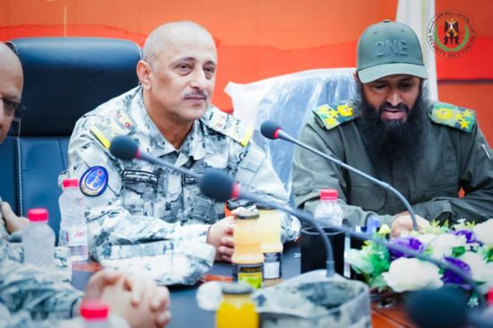 قائد "الحزام" ورئيس خفر السواحل يبحثان تعزيز التنسيق المشترك