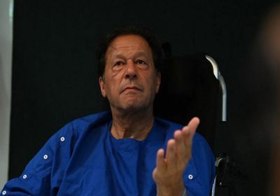 حزب رئيس وزراء باكستان السابق خان يطلب زيارته في السجن لمخاوف صحية