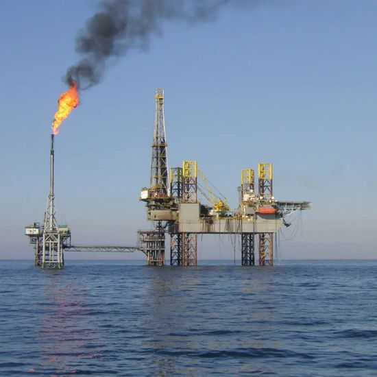 تراجع أسعار النفط ترقباً لرفع محتمل للعقوبات الروسية