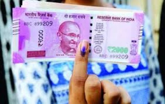 الروبية الهندية تهبط لمستوى قياسي والمركزي يتدخل لدعمها