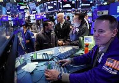 العقود الآجلة للأسهم الأمريكية تستأنف التداول بارتفاع بعد حل عطل