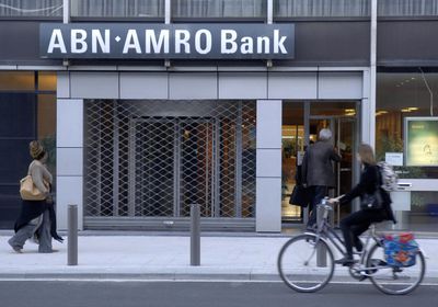 "إيه بي إن أمرو" يخطط لخفض 5200 وظيفة وبيع وحدة للقروض