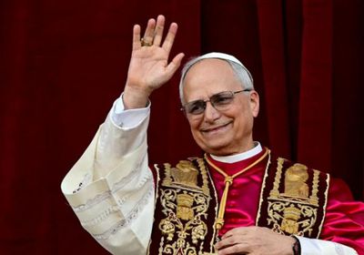 بابا الفاتيكان يخلع حذاءه خلال زيارته لمسجد السلطان أحمد في إسطنبول