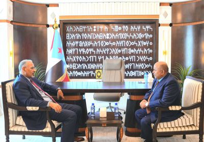 الرئيس الزُبيدي يؤكد دعم محافظ حضرموت لخدمة أبناء المحافظة