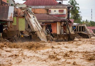 ارتفاع حصيلة ضحايا الفيضانات في إندونيسيا لـ303 أشخاص