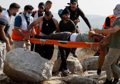 إصابة 10 فلسطينيين إثر هجمات للمستوطنين في الضفة الغربية