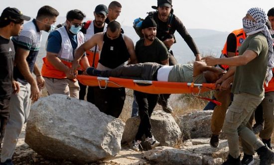 إصابة 10 فلسطينيين إثر هجمات للمستوطنين في الضفة الغربية