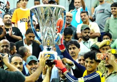 الرئيس الزُبيدي يتوج فريق وحدة عدن بكأس بطولة العاصمة