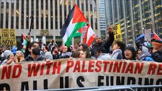 متظاهرون مؤيدون للفسلطينيين يقتحمون متجرًا بنيويورك