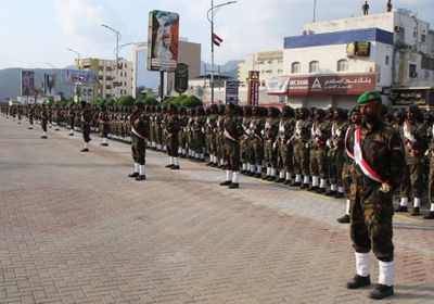 الرئيس الزُبيدي يشهد عرضًا عسكريا في ساحة العروض