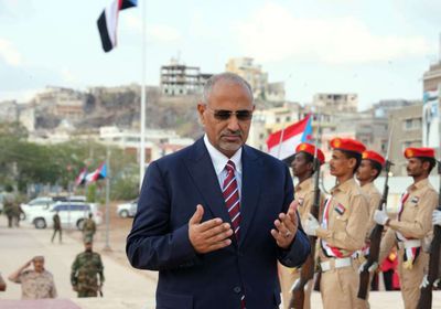  الرئيس الزُبيدي يضع إكليلًا من الزهور على النصب التذكاري بالتواهي