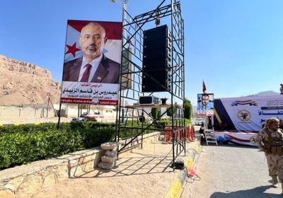 شباب الغضب يرفع صور الرئيس الزُبيدي في سيئون احتفالا بذكرى استقلال الجنوب