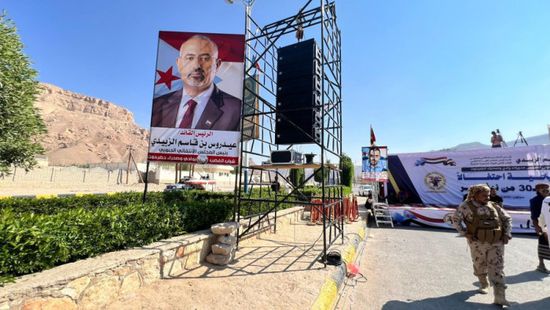 شباب الغضب يرفع صور الرئيس الزُبيدي في سيئون احتفالا بذكرى استقلال الجنوب